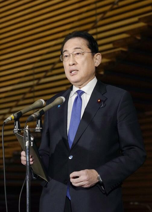 記者団の取材に応じる岸田首相＝22日午後、首相官邸