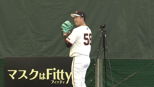 ティファニーブルーのグラブで練習を行う巨人・船迫大雅投手（画像：日テレジータス）