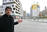 暴動現場を示すハムディ・ベラウバチルさん（2023年11月26日、筆者撮影）