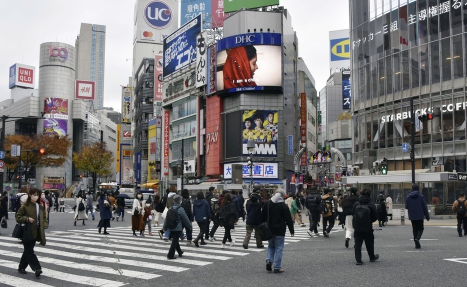 東京・渋谷のスクランブル交差点を行き交う人たち