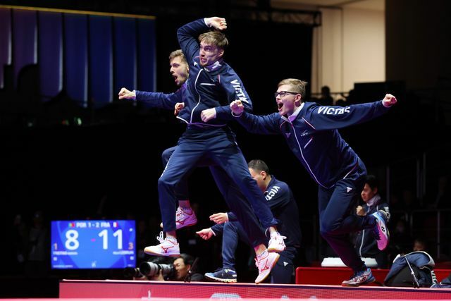 銅メダル以上が確定し、大喜びの男子フランスチーム(写真：YUTAKA/アフロスポーツ)