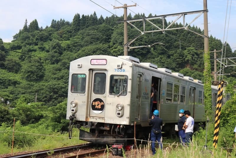 弘南鉄道大鰐線で脱線した列車＝２０２３年８月７日、青森県大鰐町