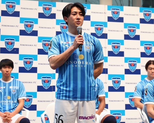 関東学院大から横浜FCに加入した橋本。複数のポジションでプレーできる技巧派レフティだ。写真：永島裕基