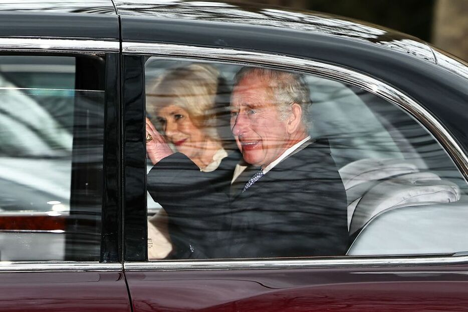 カミラ王妃とともに車で移動するチャールズ国王