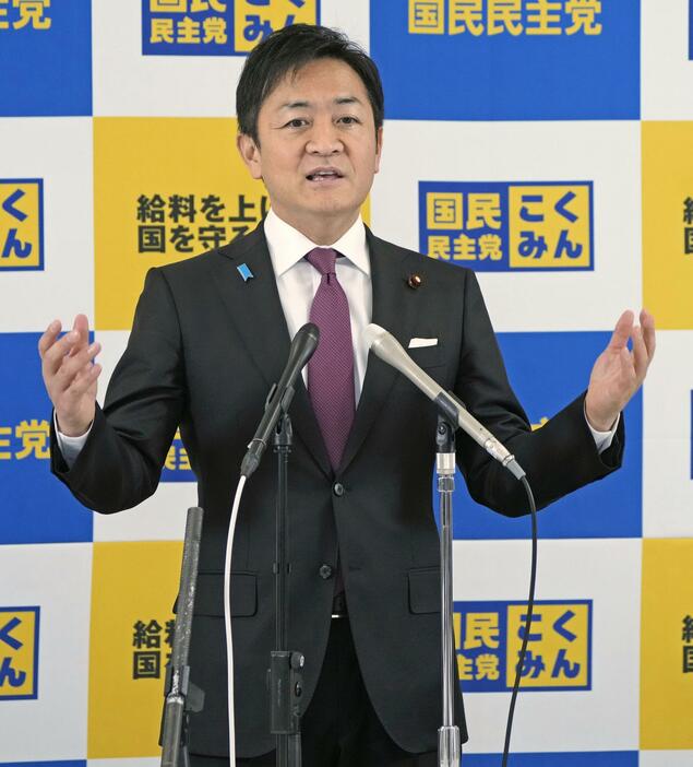 記者会見する国民民主党の玉木代表＝6日午前、国会