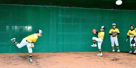 明治神宮球場と同じ土と傾斜のマウンドで試し投げをする少年野球の選手たち＝１月３１日、浦添市・ＡＮＡ　ＢＡＬＬ　ＰＡＲＫ浦添（提供）