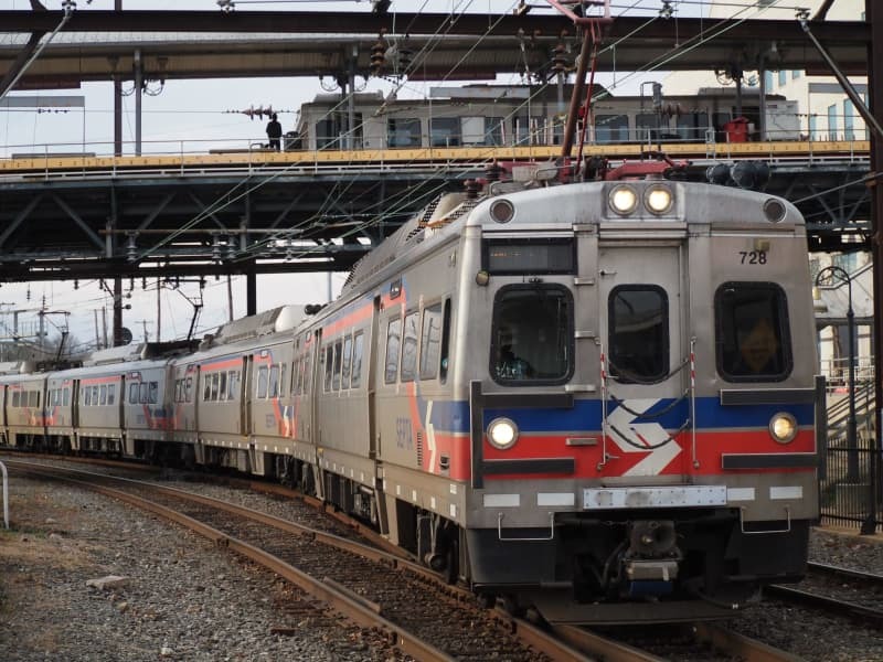 南東ペンシルベニア交通局（ＳＥＰＴＡ）の郊外鉄道を走る現代ロテム製のシルバーライナー５＝２０２２年１月２日、米フィラデルフィア近郊（筆者撮影）