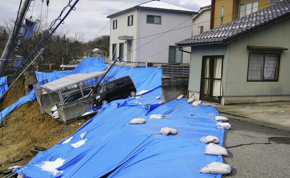 土砂崩れで傾いたカーポート＝1月9日、石川県津幡町