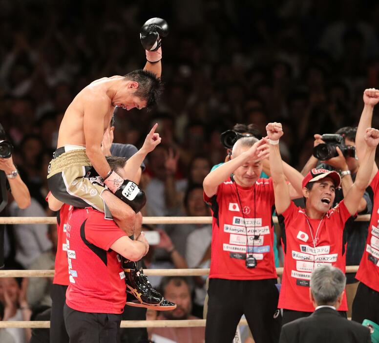 2016年9月16日、世界王座に返り咲いて拳を天に突き上げた（写真：日刊スポーツ/アフロ）