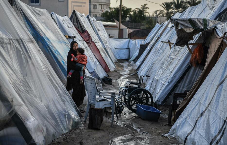 雨や強風にさらされる避難民たちのテント＝15日、ガザ地区南部ラファ（ゲッティ＝共同）
