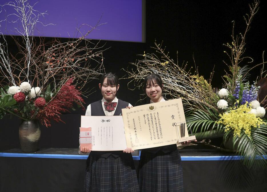 「全国高校生　花いけバトル」で優勝した香川県立飯山高＝4日午後、高松市