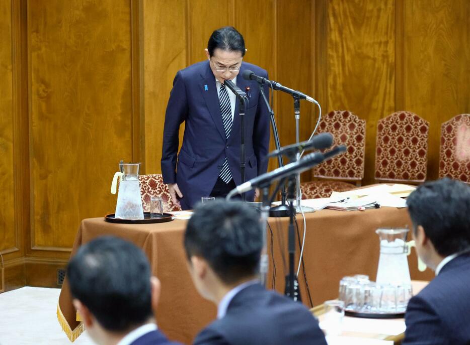 衆院政治倫理審査会の冒頭、自民党派閥の政治資金パーティー裏金事件について謝罪する岸田首相＝29日午後（代表撮影）