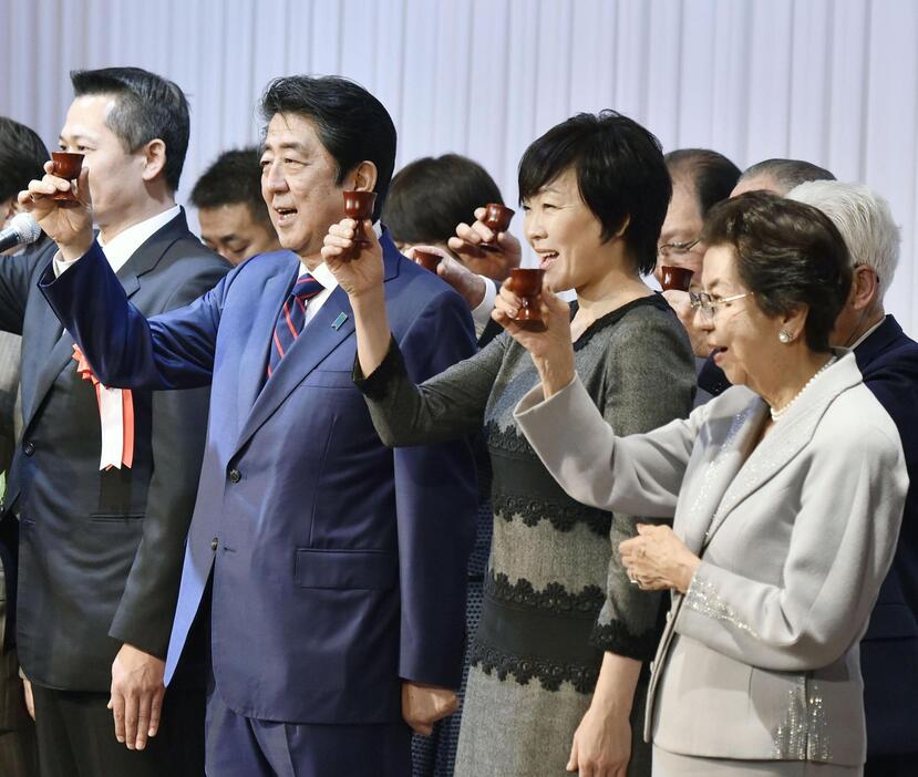 山口県長門市で開かれた後援会会合で乾杯する安倍首相（当時）。右隣は妻の昭恵さん、右端は母の洋子さん＝2017年1月