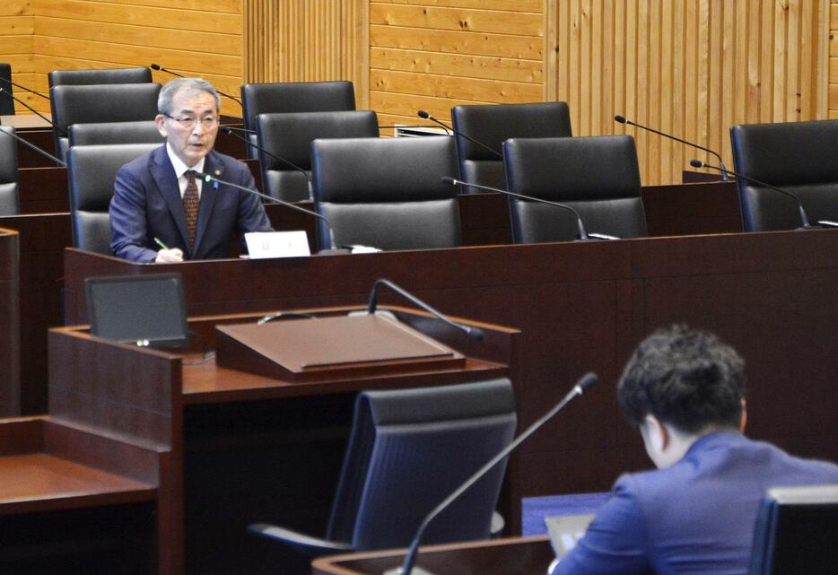 福岡県宮若市議会の調査特別委員会で証人尋問を受ける塩川秀敏市長＝15日午前