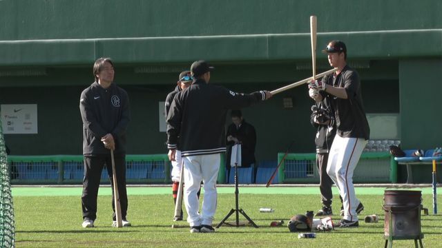 松井秀喜氏（左）、阿部慎之助監督（中央）の指導を受ける秋広優人選手（右）【画像:日テレジータス】