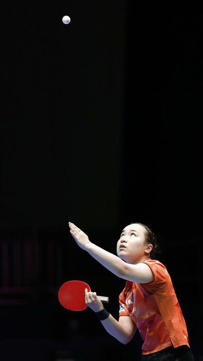 女子1次リーグ　イラン戦でサーブトスを上げる伊藤美誠＝釜山（共同）