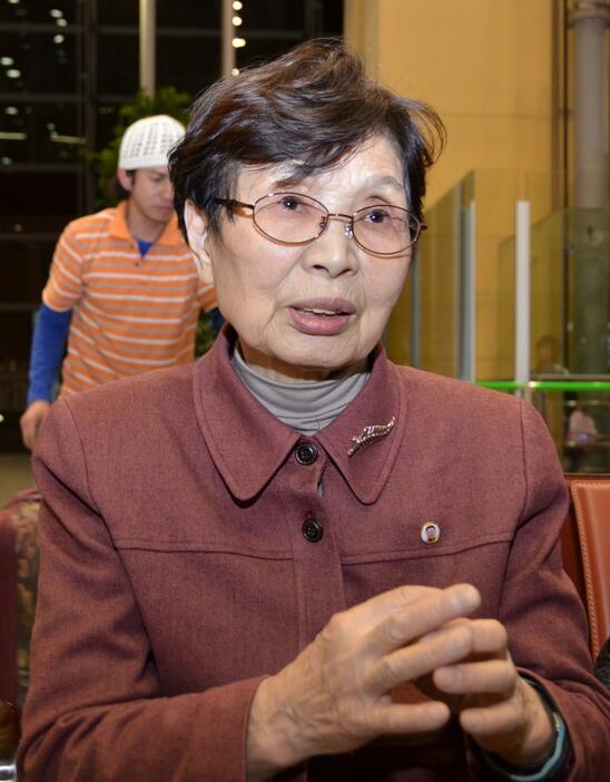 北朝鮮から帰国し取材に応じる、寺越武志さんの母、寺越友枝さん＝2012年3月、関西空港