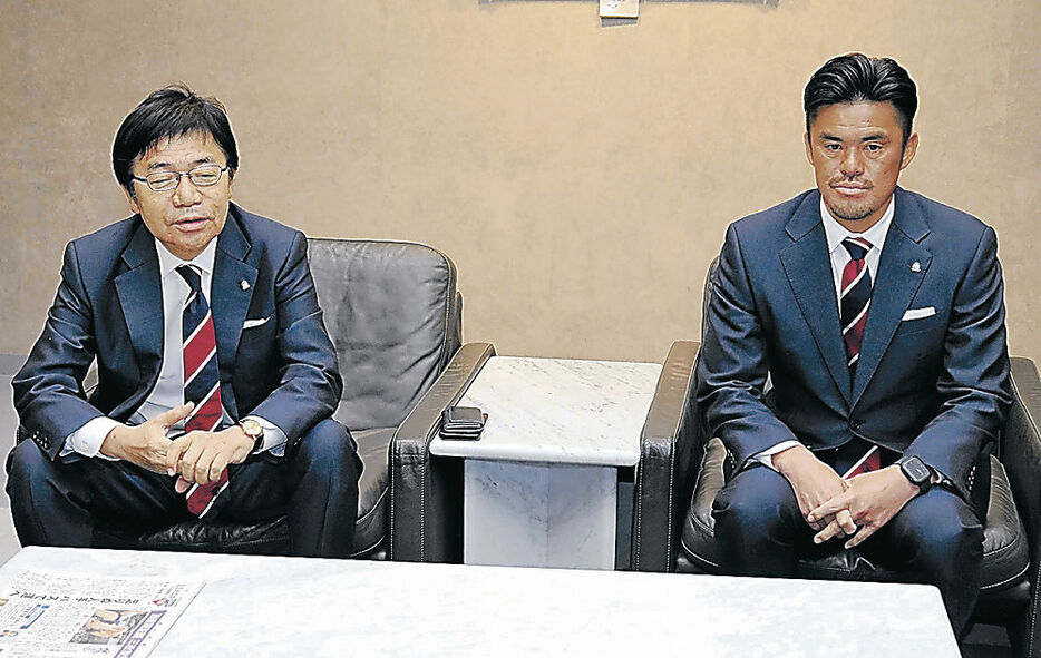 今季への意気込みを語る左伴社長（左）と小田切監督＝富山新聞社