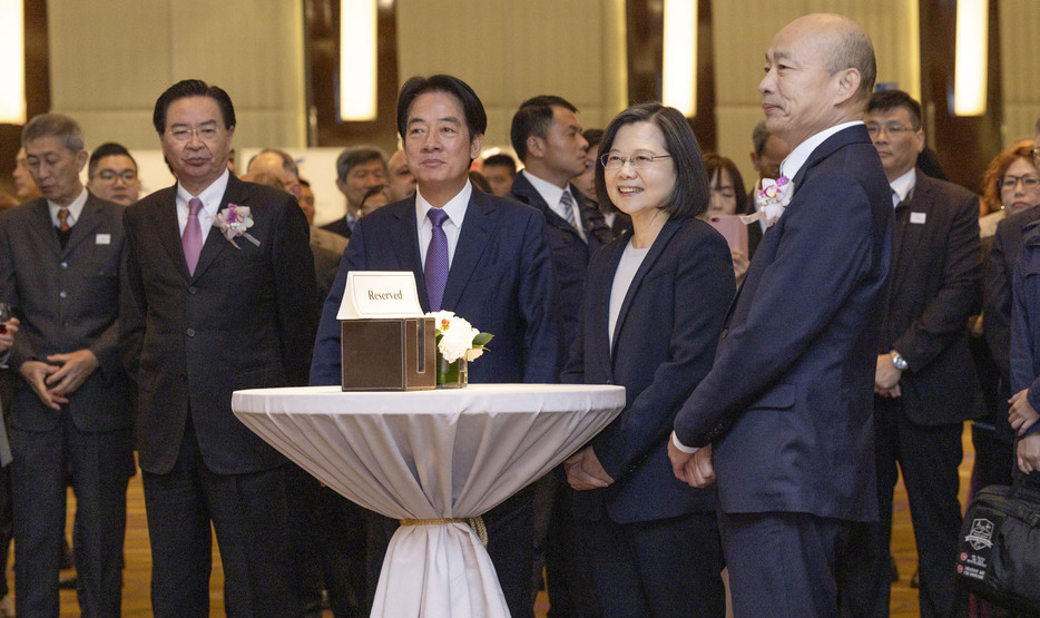 天皇誕生日の祝賀レセプションに出席した（前列右から）台湾の韓国瑜・立法院院長、蔡英文総統、頼清徳副総統ら＝26日、台北（総統府提供・共同）