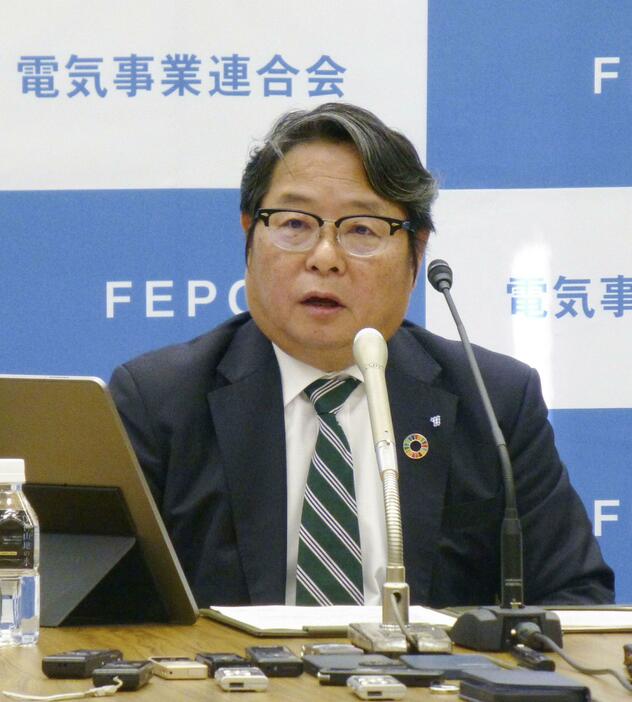 記者会見する電気事業連合会の池辺和弘会長＝16日午後、東京都千代田区