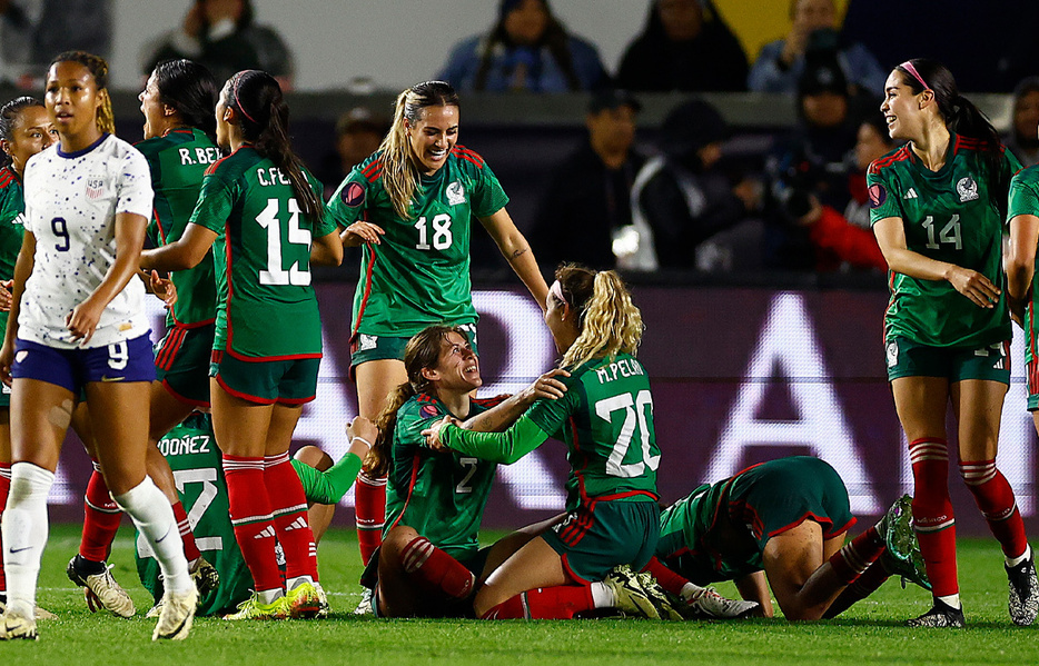 貴重な追加点を挙げたペラーヨを祝福するメキシコ女子の選手たち
