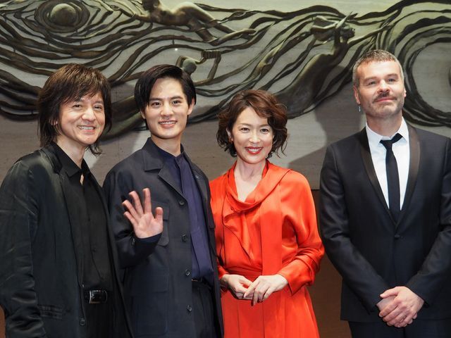 （左から）岡本健一さん、岡本圭人さん、若村麻由美さん、演出家のラディスラス・ショラーさん