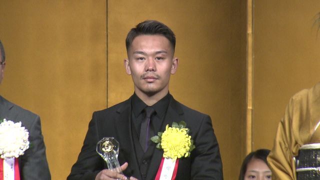 年間最高試合賞を受賞した堤聖也選手