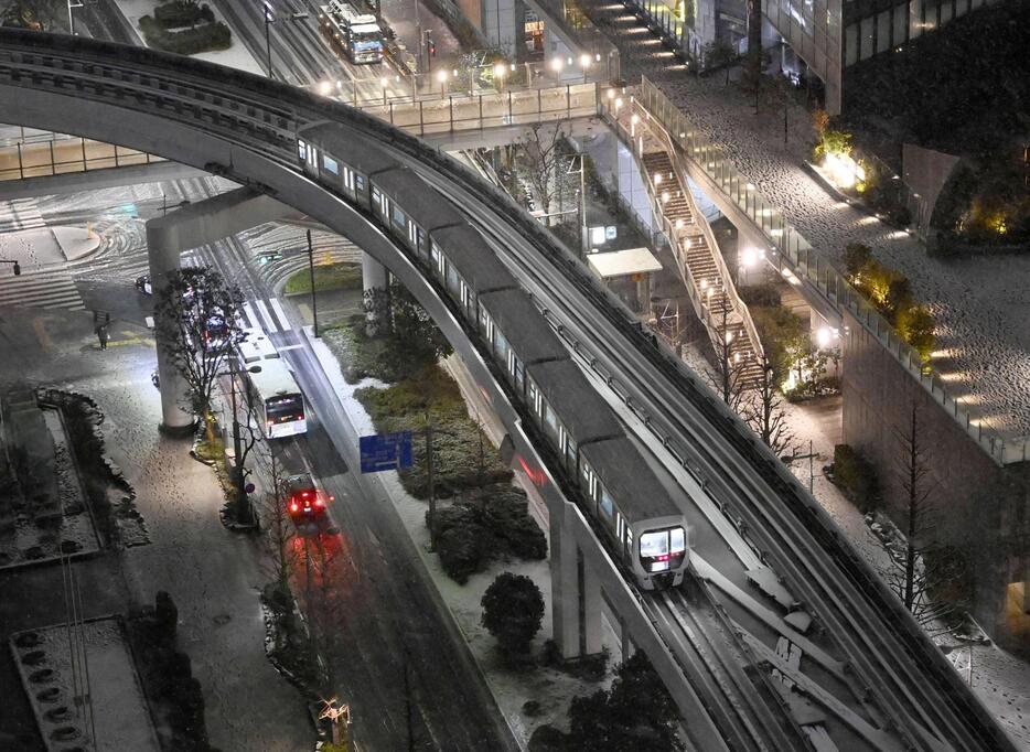 ゆりかもめの汐留―新橋駅間で停車した車両。手前が汐留駅方向＝5日午後10時2分、東京都港区