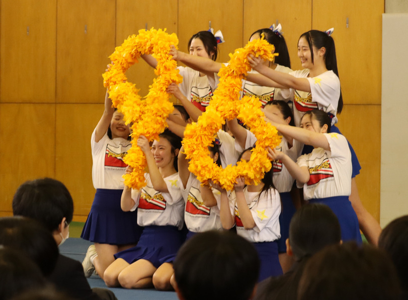 甲子園での活躍を願って踊りを披露するチアリーディング部＝千葉県我孫子市で２０２４年２月１７日、林帆南撮影