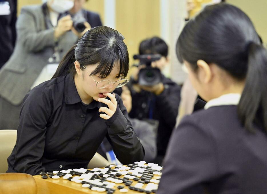 囲碁の第27期女流棋聖戦第3局で、上野梨紗二段（右）に敗れて失冠した仲邑菫女流棋聖＝5日午後、東京都千代田区の日本棋院