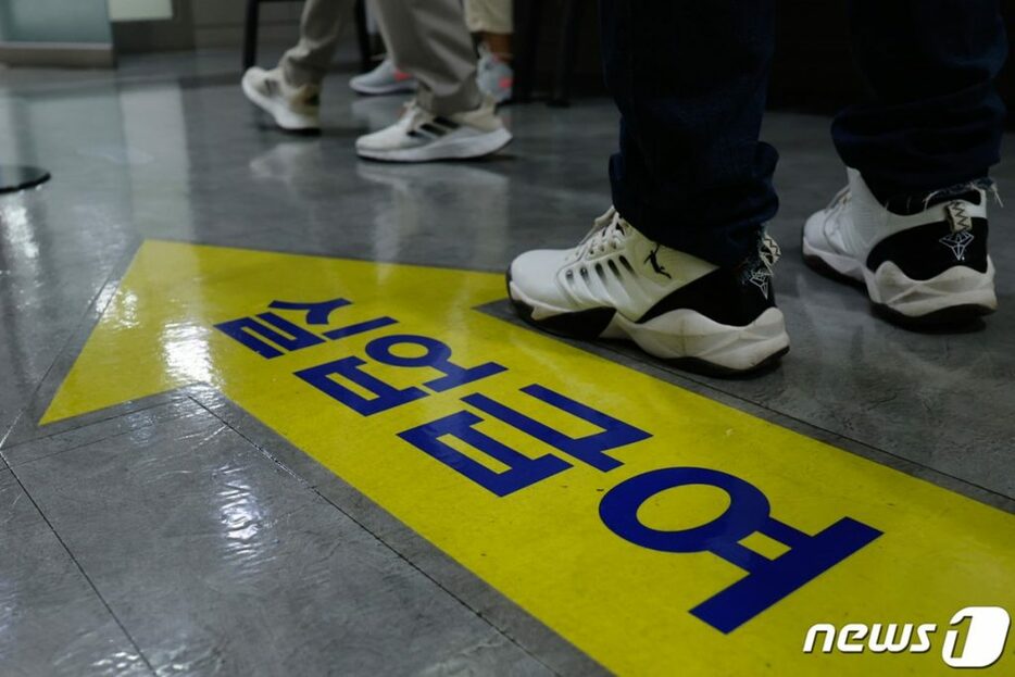 麻浦区のソウル西部雇用福祉プラスセンターから失業手当を申請しようと移動する市民(c)news1