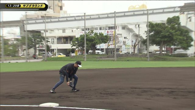 サードで内海コーチからノックを受ける堀田賢慎投手(画像：日テレジータス)