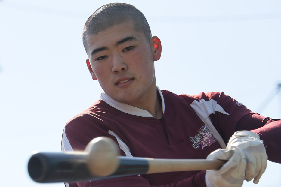 主砲の武田勇哉一塁手（２年）＝茨城県土浦市で２０２４年２月１０日、和田大典撮影