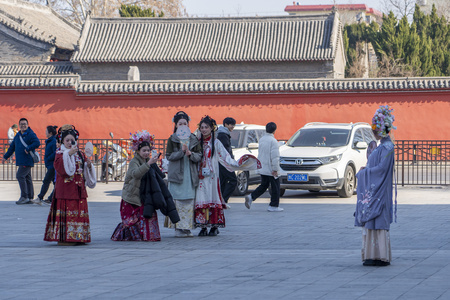 河南省洛陽市で漢服を着て記念写真を撮る人（2023年12月31日撮影、資料写真）。