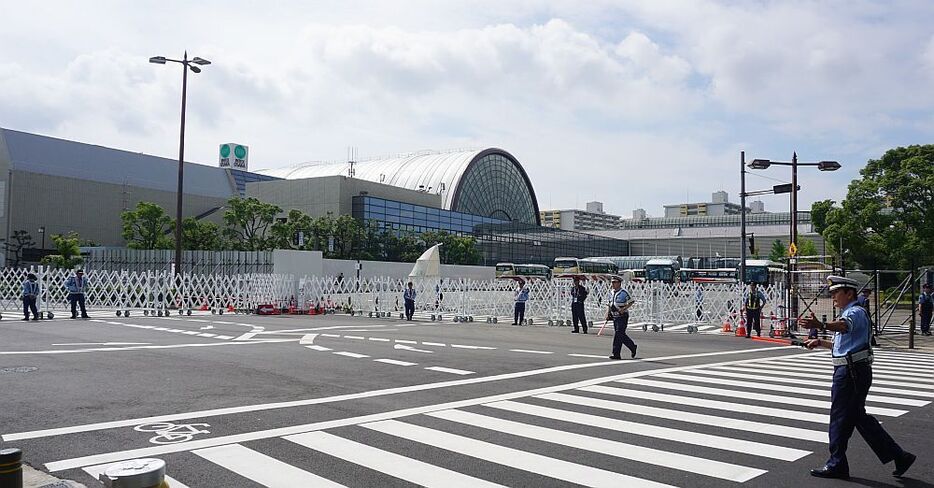 会場周辺は全国から集まった警察官が警備し常に厳戒態勢だった