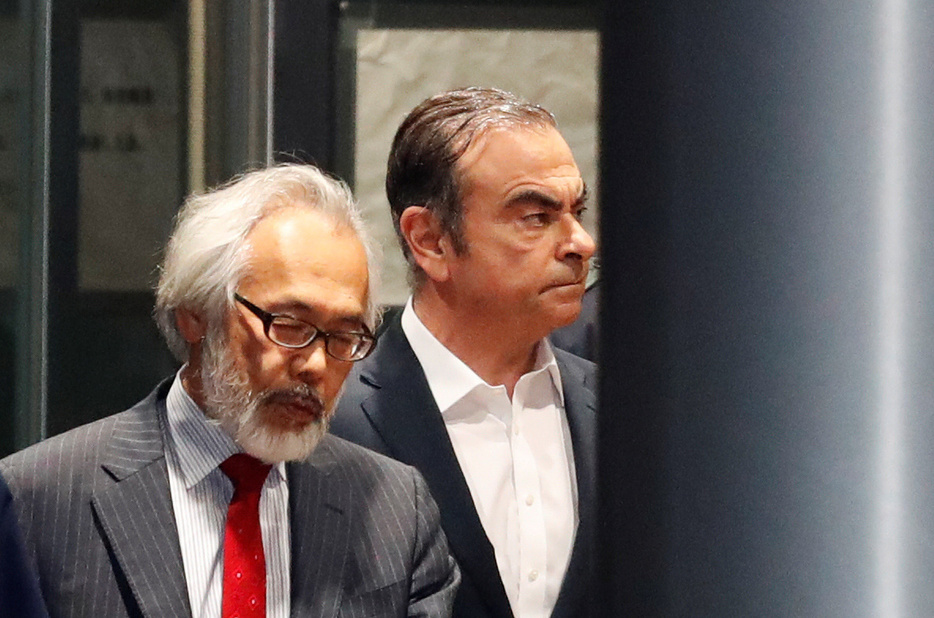 再保釈されたゴーン被告（右）と弁護人を務める高野隆弁護士（写真：ロイター/アフロ）