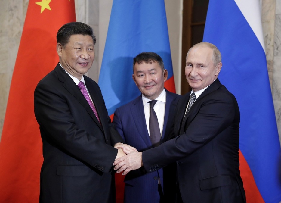 [写真]上海協力機構で会談を行った3か国首脳。左から中国の習主席、モンゴルのバトトルガ大統領、ロシアのプーチン大統領（ロイター/アフロ）