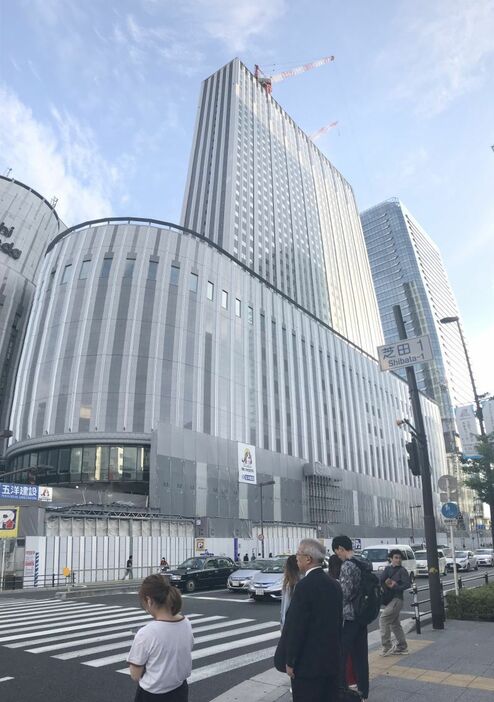 ［写真］工事が進められているヨドバシ梅田タワー＝3日午後5時半ごろ、大阪市北区で