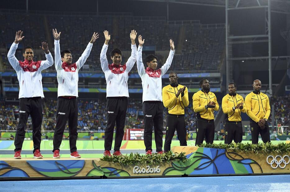 2016年リオ五輪陸上男子4×100メートルリレーで銀メダルを獲得し、表彰台で喜ぶメンバー（写真：ロイター/アフロ）
