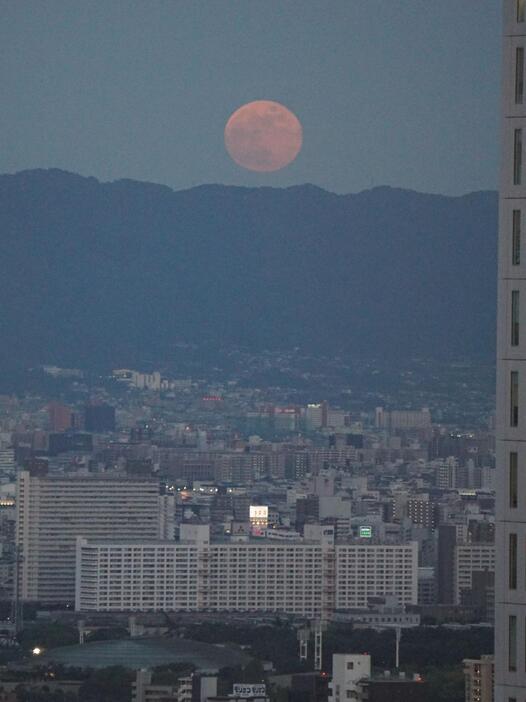 ［写真］大阪駅北側のビルから南東の生駒山に向けて撮影。写真右側は梅田阪急ビル。下側には大阪城ホールが映っている＝17日午後7時15分ごろ、大阪市北区で撮影