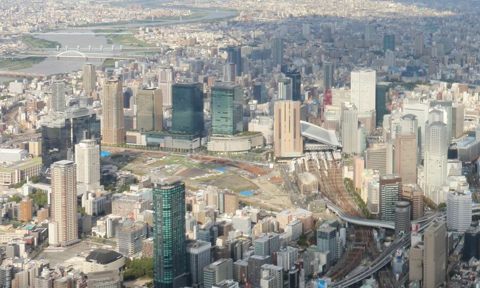 ［写真］梅田スカイビル（左）の展望台も臨時休業。大阪駅周辺も交通規制が行われる予定だ