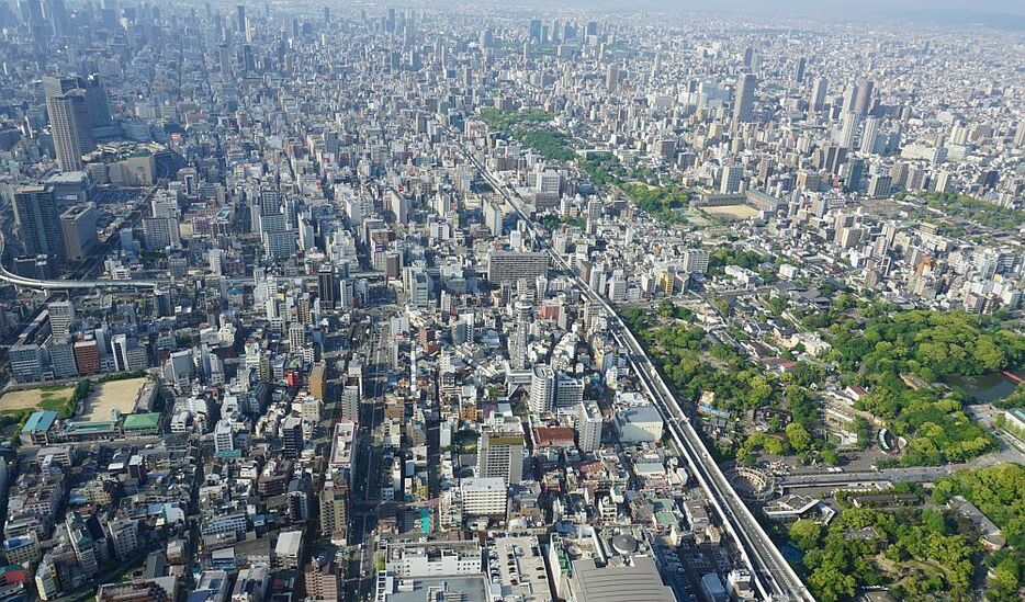 ［写真］G20大阪サミット開催時は通天閣（写真中央）や大阪城（写真右上）などの観光施設も影響を受けそうだ＝2018年4月撮影