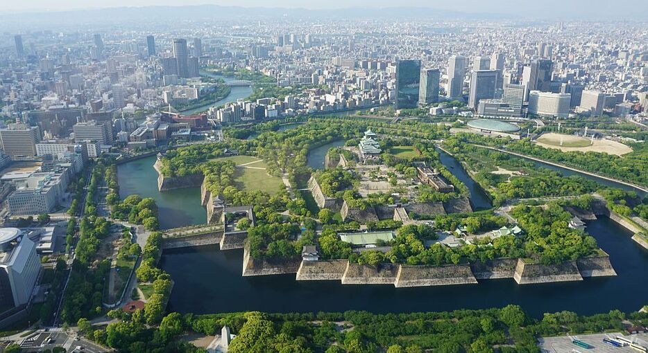 ［写真］大阪城天守閣も臨時休業。記念撮影時などは公園内の立ち入りが制限される可能性もある（2018年4月撮影）