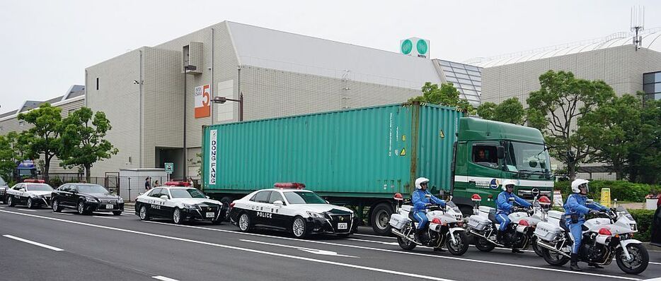 ［写真］G20大阪サミット周辺をパトロールする各県警のパトカーや白バイ＝大阪市住之江区で