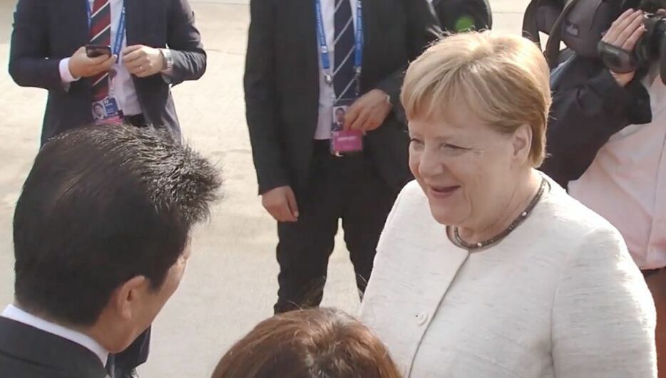 ［写真］来日したドイツのメルケル首相＝28日午前、関西空港で