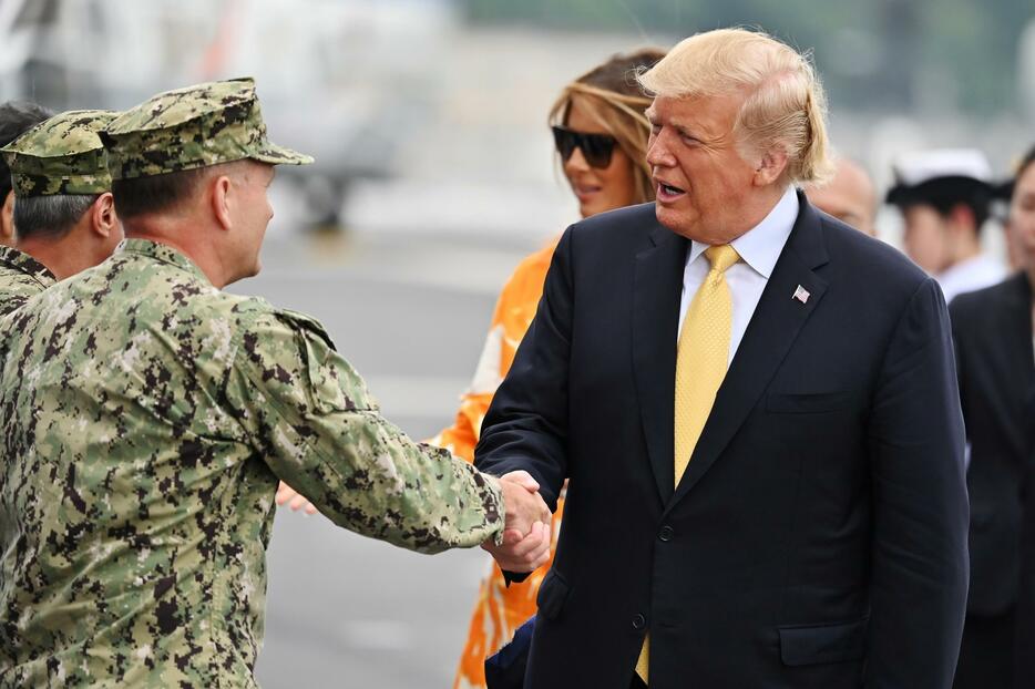 来日中、横須賀基地を訪問したトランプ大統領（写真：代表撮影/ロイター/アフロ）