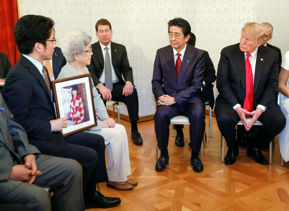 拉致被害者家族と面会するトランプ大統領と安倍首相（写真：代表撮影/ロイター/アフロ）