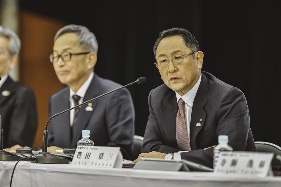 [写真]決算説明会に臨んだ豊田章男社長（右）と小林耕士副社長（提供：トヨタ）