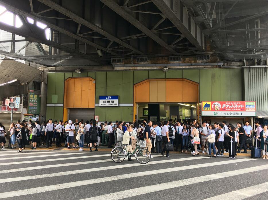 大阪府北部で震度6弱の地震が発生。運転見合わせとなり混雑するJR鶴橋駅＝2018年6月18日午前、大阪府大阪市で（写真：アフロ）