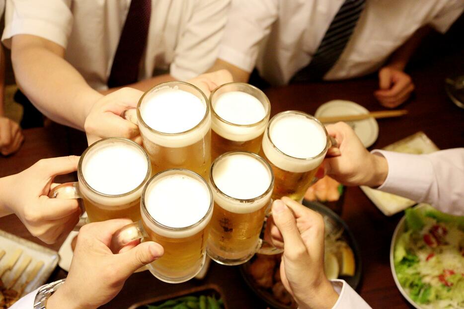 飲食店は「集客」と「キャンセルリスク」のジレンマを抱えている（写真：アフロ）